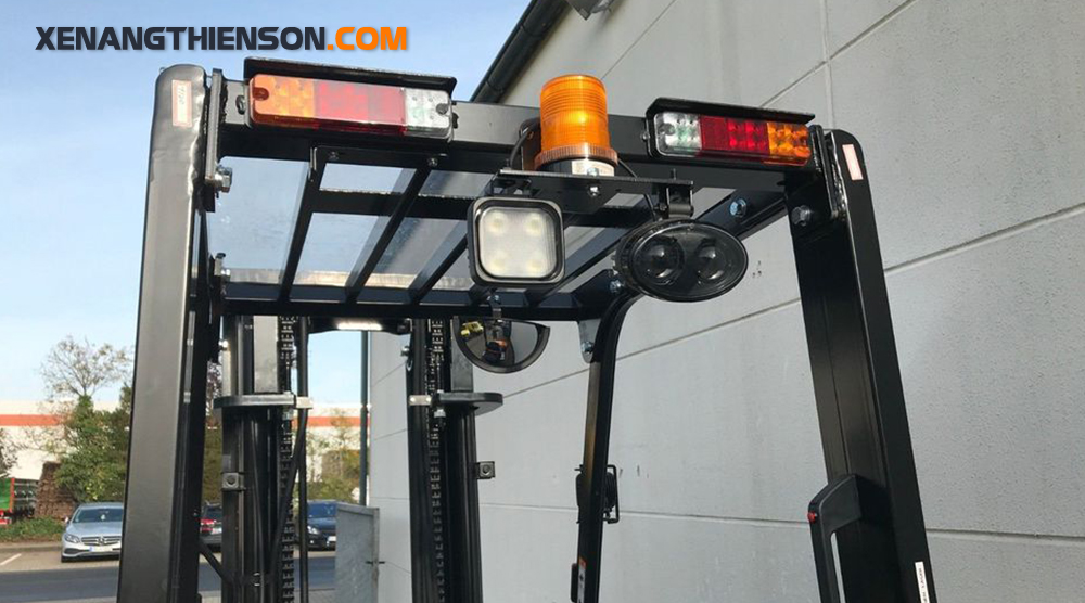 Xe nâng điện 3.8 tấn Lithium - Dòng XE 11 Xe nâng điện 3.8 tấn Lithium được trang bị đèn LED