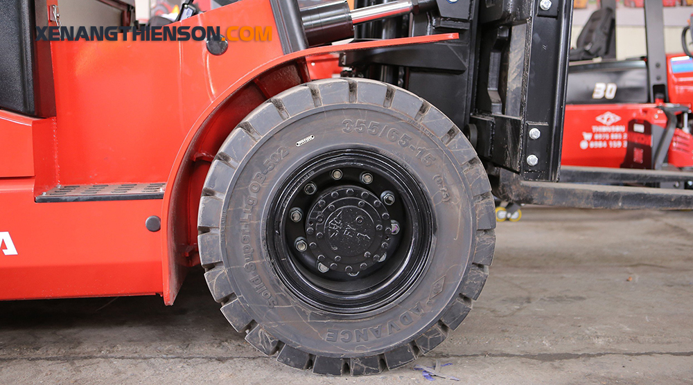 Xe nâng điện 7 tấn 15 Lốp đặc có đường kính nhỏ giúp tăng độ bám đường