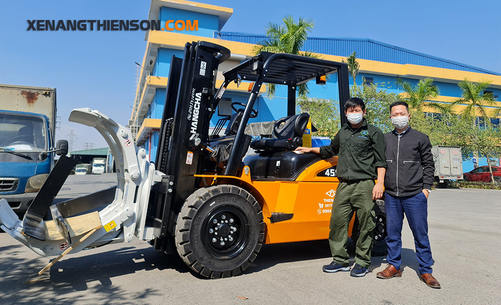 Xe nâng kẹp giấy 12 Giao xe nâng kẹp giấy Hangcha cho khách
