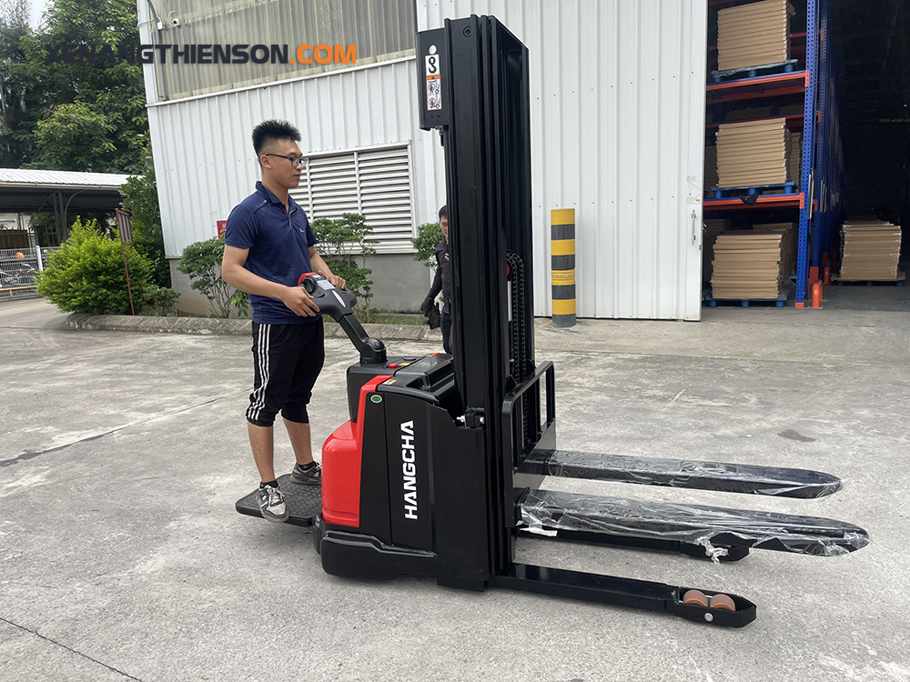 Xe nâng tay 2.5 tấn dễ điều khiển