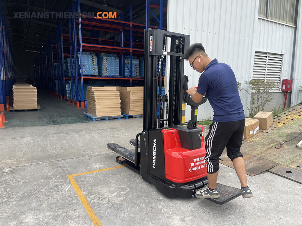 Xe nâng tay điện 2.5 tấn tay cao